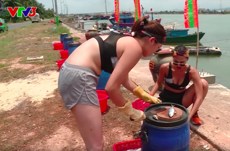 Hình ảnh người đẹp Nam Định lộ rõ vòng hai ngấn mỡ khiến nhiều người không tin vào mắt mình.