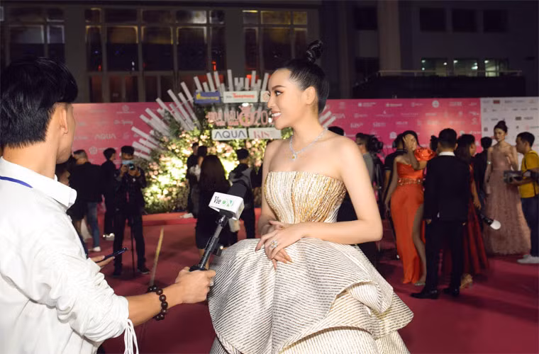 Nhiều người nghi ngờ những bức ảnh trên trang cá nhân của Kỳ Duyên đã được chỉnh sửa nên phần vai của cô khác hẳn so với hình ảnh chụp trên sân khấu.