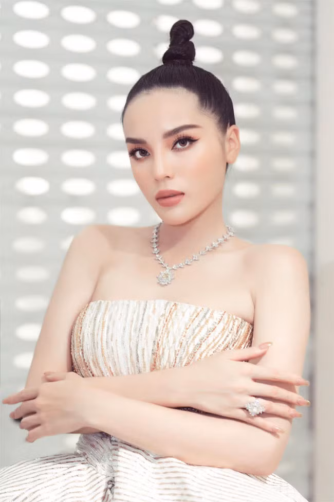 Mọi thứ từ khuôn mặt, hình thể của Kỳ Duyên không có điểm gì đáng chê như hình ảnh cô trên sân khấu lúc trao giải cho các thí sinh hoa hậu.