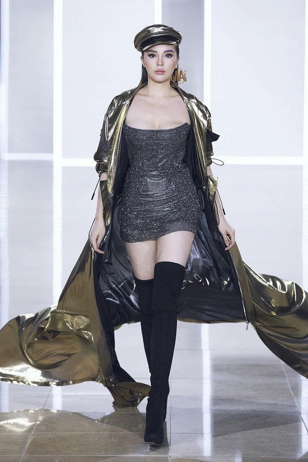Hình ảnh của Kỳ Duyên trên sàn catwalk cũng không giấu được thân hình khá đẫy đà của cô.