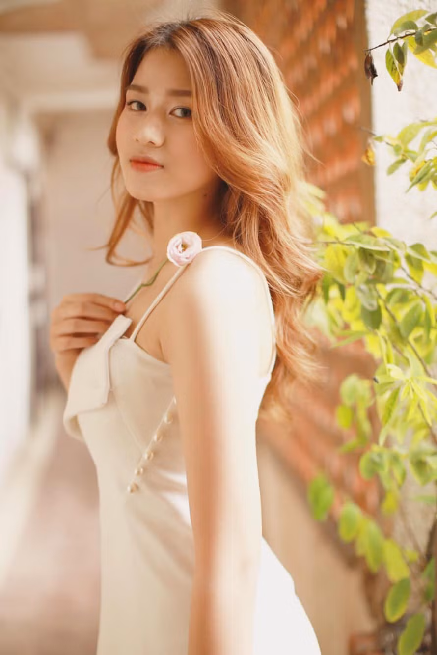 Nhờ ngoại hình đẹp nên mỹ nhân 10X có làm người mẫu ảnh trong thời gian học ở Hà Nội.