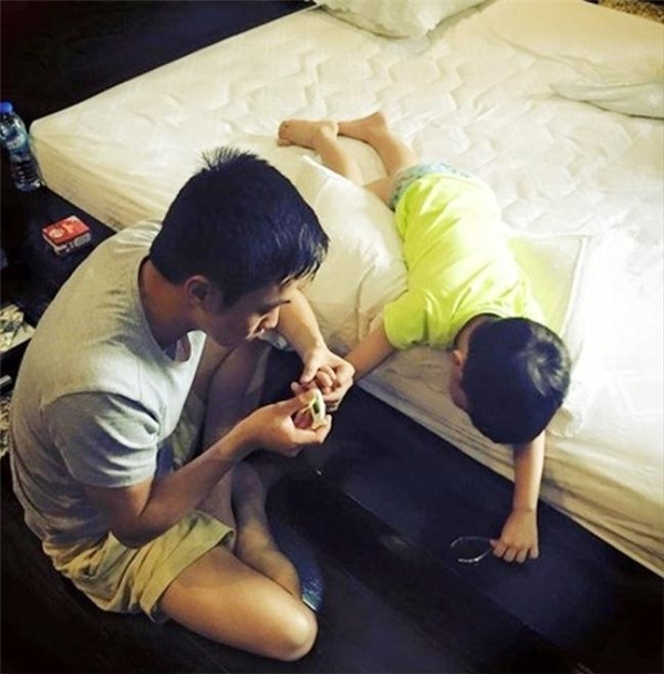 Sự ân cần, chu đáo ấy Cường Đô la cũng luôn dành cho con trai riêng với Hồ Ngọc Hà.