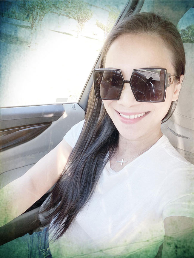 Mỗi khi mặc quần jeans, áo thun, trông Hồng Ngọc lại trẻ ra cả chục tuổi.