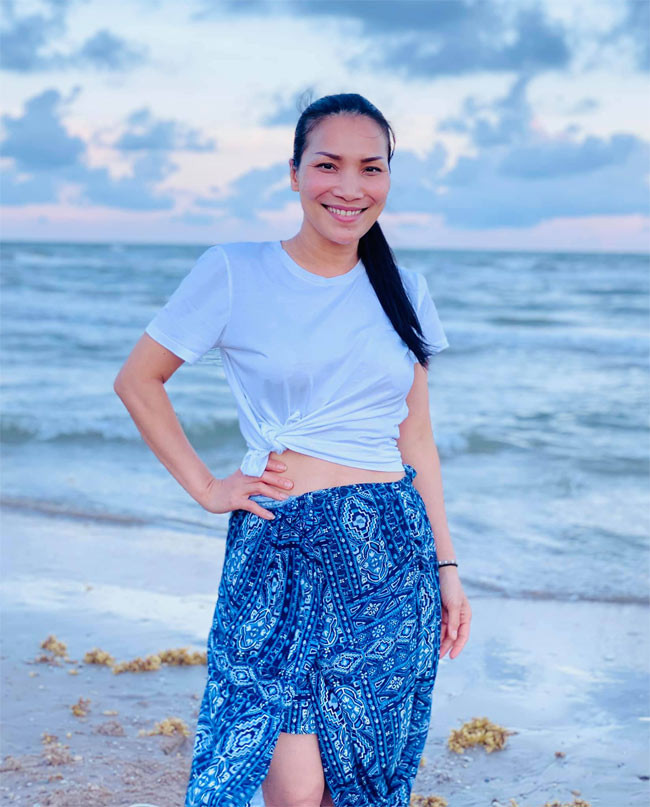 Ăn vận giản dị nhưng thần thái rạng ngời nên trông giọng ca "Vùng trời bình yên" vẫn rất bắt mắt.