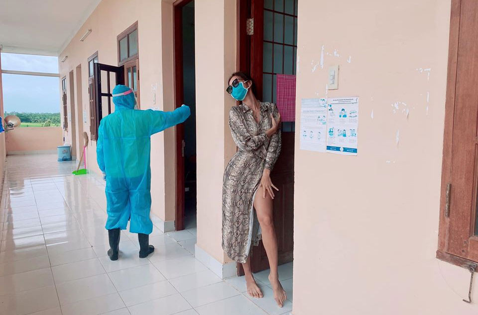 Sau 4 tháng bị kẹt lại ở Bali, Indonesia, tháng 8/2020, người mẫu Minh Tú được về nước và ở trong khu cách ly 14 ngày.