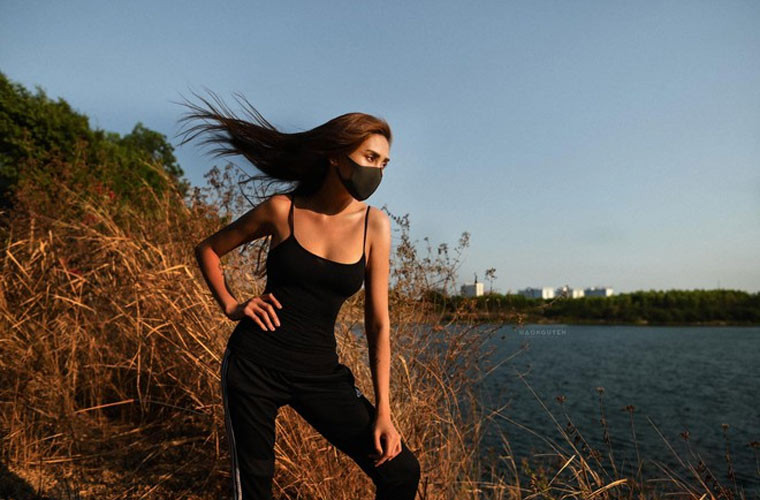 Người đẹp sinh năm 1988 còn gây sốt với bộ ảnh thời trang chụp ngay trong khu cách ly.