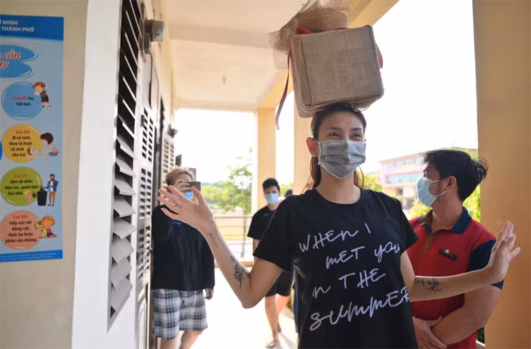 Nữ siêu mẫu còn gây chú ý khi thông báo “chiêu sinh” lớp catwalk ngay trong khuôn viên khu cách ly cô đang ở.