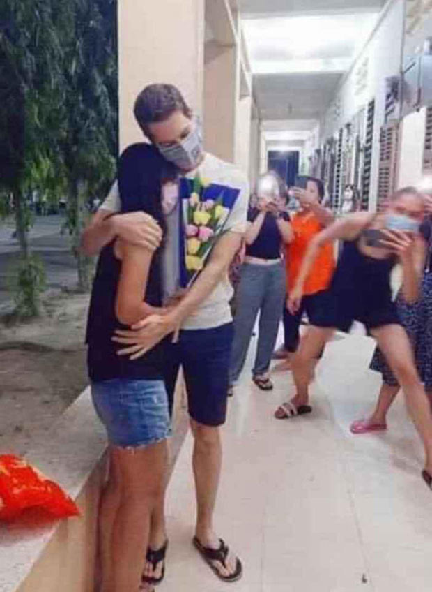 Võ Hoàng Yến gây chú ý với những hoạt động hết sức dễ thương trong khu cách ly như đi hóng hớt đôi bạn trẻ tỏ tình trong khu cách ly.