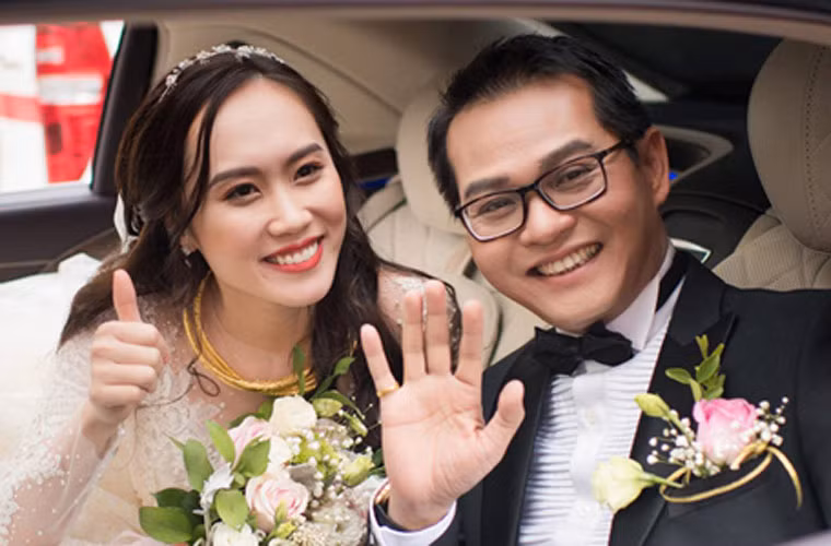 Đầu năm 2019, NSND Trung Hiếu kết hôn với cô dâu kém 19 tuổi Huỳnh Thu Hà. Trong mắt nam diễn viên 46 tuổi, vợ anh là người hiền lành, ít nói và khá đam mê nghệ thuật.