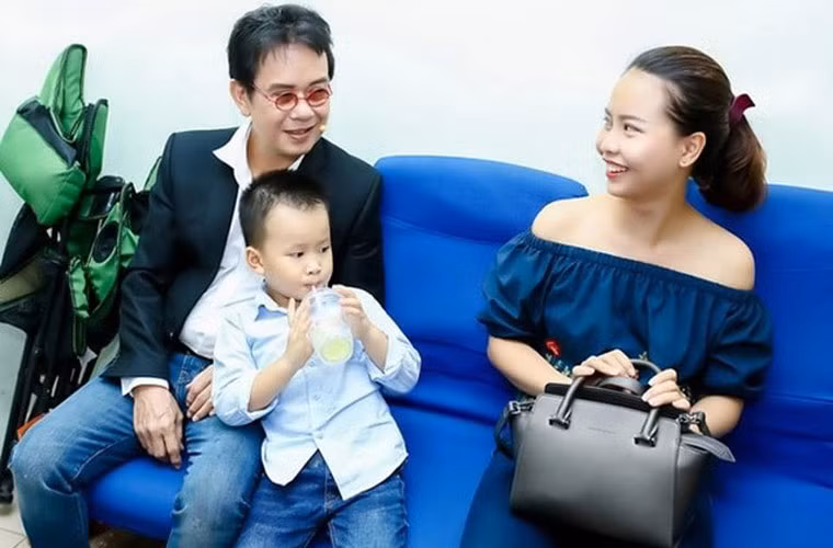 Trong mắt người hâm mộ, vợ Đức Huy là người giản dị, chín chắn và rất biết cư xử. Hiện hai vợ chồng Đức Huy và con trai nhỏ đang sống rất hạnh phúc.