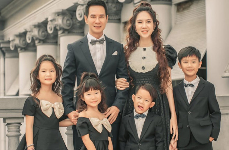 Họ cũng là một trong những gia đình đông con nhất Vbiz với 4 nhóc tì và sinh liền tù tì nhau.