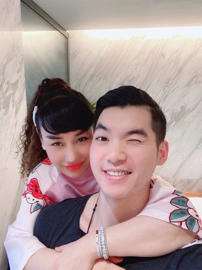 Cuộc hôn nhân của nam người mẫu Trương Nam Thành với nữ doanh nhân Thu Huyền hơn anh 15 tuổi khiến anh trở thành tâm điểm dư luận một thời gian.