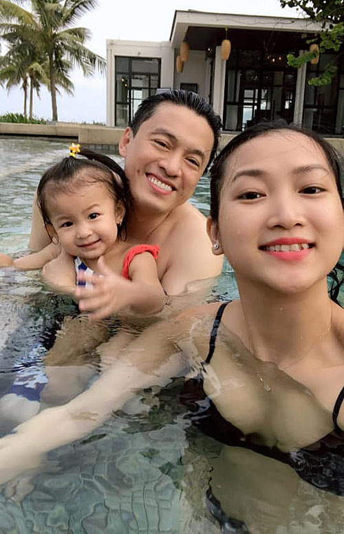 Kém chồng nhiều tuổi, ngoại hình xinh xắn lại rất đảm đang việc nhà, kinh doanh, Yến Phương, vợ Lam Trường nhận được rất nhiều lời khen ngợi của công chúng.