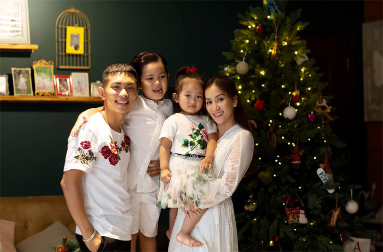 Hơn chồng 12 tuổi, từng chịu nhiều xì xào khi tới với nhau, nhưng cuộc sống viên mãn của cặp đôi này chứng minh cho mọi người thấy tuổi tác không phải là vấn đề quyết định hạnh phúc gia đình.