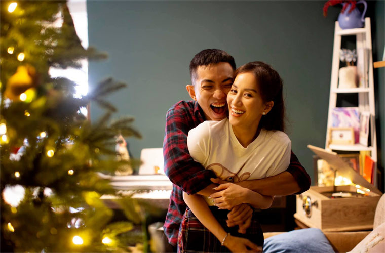 Mối tình cô trò của Khánh Thi – Phan Hiển có cái kết đẹp và viên mãn khiến nhiều người phải ghen tị.