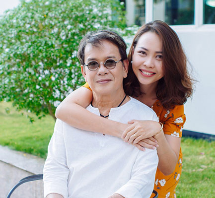 Đức Huy khiến nhiều người bất ngờ khi kết hôn với fan trẻ kém anh tới 44 tuổi.