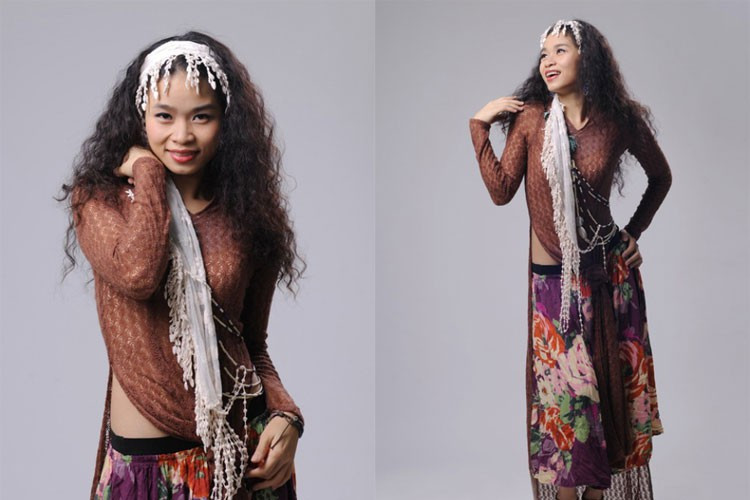 Cùng với người bạn thân thiết - ca sĩ Mai Khôi, Đồng Lan từng bị xếp vào danh sách những ca sĩ có phong cách dị nhất làng nhạc Việt.