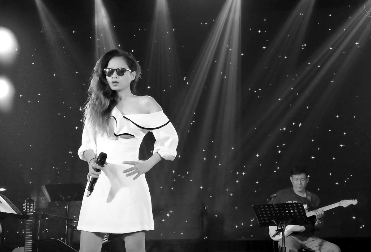 Dù khá im ắng trong showbiz nhưng nhắc đến ca sĩ Đồng Lan, nhiều người nghĩ ngay đến hình ảnh một nữ ca sĩ đa tài và có phong cách nổi loạn cá tính cả trong âm nhạc lẫn ngoài đời thường.