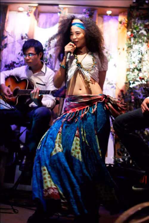 Nữ ca sĩ tham gia cuộc thi The Voice mùa đầu tiên. Từ những ngày đầu bước chân vào làng nhạc, Đồng Lan đã theo đuổi phong cách của những cô nàng du mục phóng khoáng, bay bổng nhưng có phần nổi loạn.