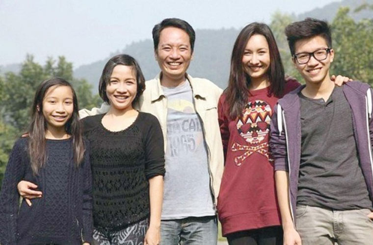 Nữ ca sĩ trẻ kiêm nhà sản xuất âm nhạc Anna Trương cũng rất yêu quý và coi mẹ kế - ca sĩ Mỹ Linh, như mẹ đẻ của mình.