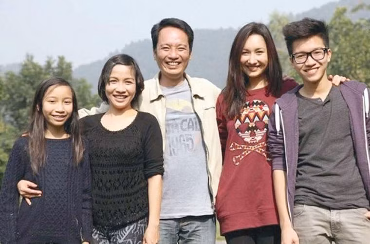 Nữ ca sĩ trẻ kiêm nhà sản xuất âm nhạc Anna Trương cũng rất yêu quý và coi mẹ kế - ca sĩ Mỹ Linh, như mẹ đẻ của mình.