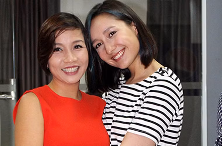 Anna được Mỹ Linh nuôi dạy từ khi mới 3 tuổi và được giọng ca Tóc ngắn đối xử như con ruột. Sự chăm sóc và tình cảm mà mẹ kế Mỹ Linh dành cho Anna khiến nhiều người phải ngưỡng mộ.