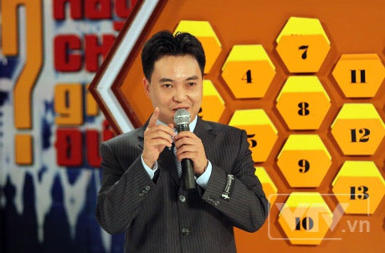 Lưu Minh Vũ cho biết, mẹ Quỳnh không phân biệt con chung hay con riêng: "Cả ba chúng tôi đều được má chăm chút, dạy dỗ, nếu mua một món đồ thì mua cho cả ba như nhau. Má dạy chúng tôi làm việc để biết quý trọng công sức, quý trọng lao động".