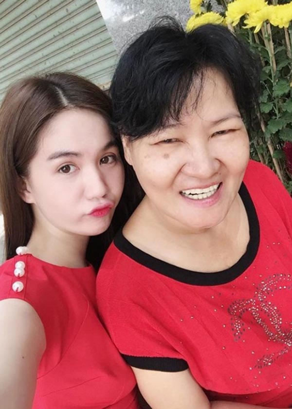 Vì mẹ đẻ mất ngay sau khi sinh Ngọc Trinh nên cô từng thừa nhận: “Thật lòng, tôi không có ấn tượng gì về mẹ đẻ, tôi chỉ biết thương người mẹ sau thôi".