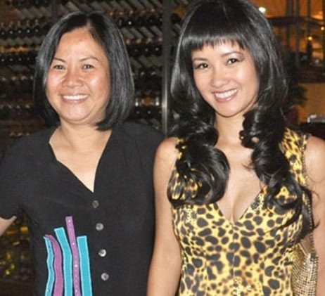 Diva Hồng Nhung cũng có quan hệ tốt đẹp với mẹ kế. Năm 20 tuổi khi lần đầu gặp mẹ kế, Hồng Nhung đã có cảm giác rất ấm áp và linh cảm người này sẽ trở thành người mẹ tiếp theo của mình.