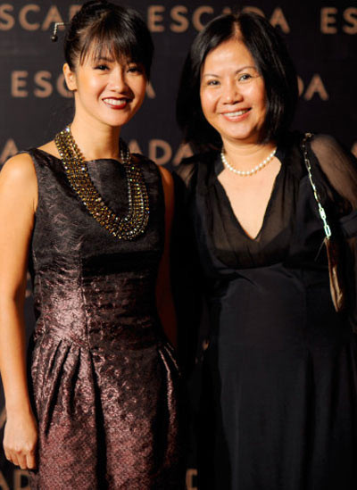 Mẹ kế chính là người quản lý, quán xuyến mọi công việc và các mối quan hệ của Hồng Nhung, lái xe đưa cô Bống đi diễn… Trong mắt Hồng Nhung, mẹ Mai là một người phụ nữ trẻ trung, phúc hậu, có nụ cười ấm áp, thân thiện. Bà thậm chí còn quan tâm nữ ca sĩ hơn chính máu mủ của mình.