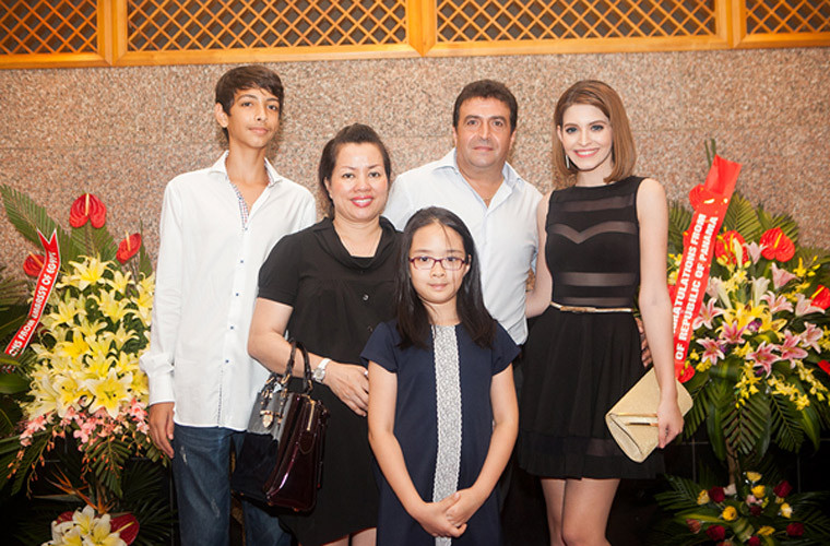 Người mẫu Andrea từng tâm sự, trong mắt cô, mẹ kế (bà Phượng) là một người chịu thương, chịu khó và rất chăm lo cho chồng con. Mẹ kế của Andrea Aybar tên là Phượng, một doanh nhân rất nổi tiếng trong giới làm đẹp và là chủ một salon làm đẹp uy tín lâu năm tại Hà Nội.