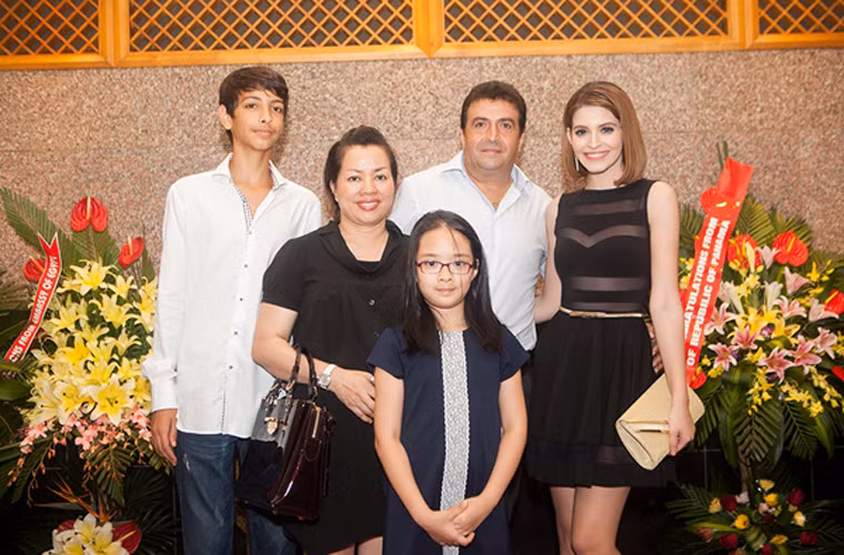 Người mẫu Andrea từng tâm sự, trong mắt cô, mẹ kế (bà Phượng) là một người chịu thương, chịu khó và rất chăm lo cho chồng con. Mẹ kế của Andrea Aybar tên là Phượng, một doanh nhân rất nổi tiếng trong giới làm đẹp và là chủ một salon làm đẹp uy tín lâu năm tại Hà Nội.