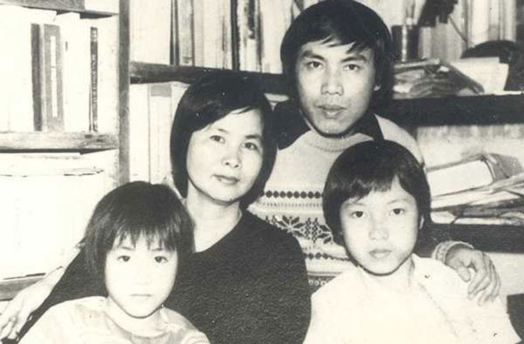 Trong mắt nhà báo, MC Lưu Minh Vũ, mẹ kế, cố nhà thơ Xuân Quỳnh là một người vô cùng giỏi giang, biết làm nhiều thứ. "Má cắt tóc cho bố, cho ba anh em chúng tôi, riêng Quỳnh Thơ thì luôn được để tóc dài, cắt theo kiểu con gái. Má nhổ răng cho cả ba đứa, vì thế, tôi chẳng phải tới nha sĩ bao giờ. Ngày Tết, má tết pháo thành tràng dài cho chúng tôi chơi, hỏi sao má giỏi thế, má chỉ cười nói: ngày nhỏ má quen làm thế rồi".