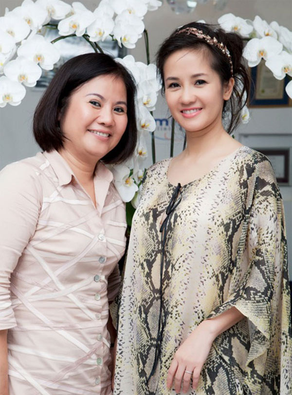 Bà Mai chỉ hơn Hồng Nhung 10 tuổi nên giữa hai người rất thân thiết. "Tôi và mẹ Mai rất thân, vui vẻ và hợp ý nhau. Bà như một người bạn của tôi", Hồng Nhung tâm sự về mẹ kế.