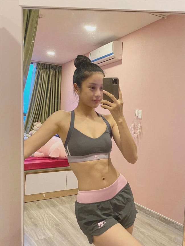 Vòng eo 56 là một trong những ưu điểm nổi bật của Trình Mỹ Duyên.