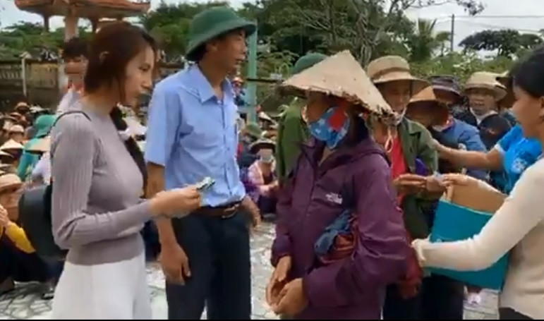 Thuy Tien cuu tro dan Le Thuy, Cong Vinh than troi que nha ngap-Hinh-4