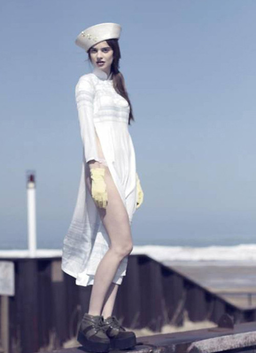 Năm 2013, nữ nhiếp ảnh gia người Mỹ Franey Miller đăng tải bức hình mẫu nữ người Ba Lan Baska Mroz mặc một thiết được được lấy ý tưởng từ trang phục truyền thống người Việt. Người mẫu mặc chiếc áo dài xẻ cao nhưng "quên" quần bị chỉ trích phản cảm. Trước sai sót của mình, Franey Miller lên tiếng xin lỗi và hứa sẽ "cố gắng để nhận thức rõ hơn về văn hóa cũng như sự tác động của mình lên vấn đề này".