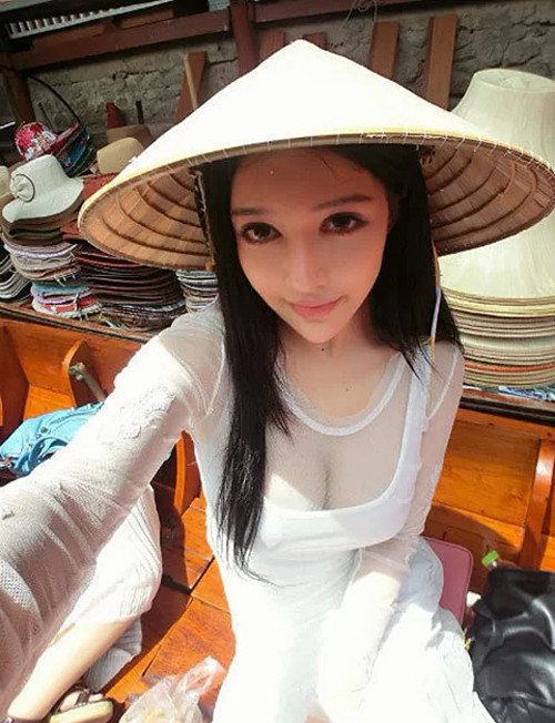 Hình ảnh hot girl nổi tiếng trong làng game Trung Quốc Trương Uyển Du đội nón lá, mặc trang phục xẻ ngực sâu khoe vòng một lộ liễu trong lần đến Việt Nam cũng từng gây "bão".