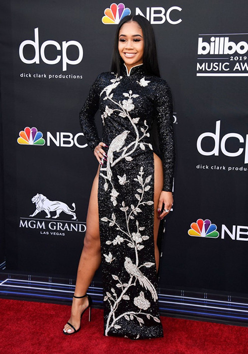 Xuất hiện trên thảm đỏ lễ trao giải âm nhạc Billboard 2019, rapper người Mỹ Saweetie nhận "gạch đá" khi diện trang phục được cho là giống hệt áo dài Việt Nam, nhưng lại không mặc quần và để lộ vòng ba phản cảm. Ảnh: GETTY.