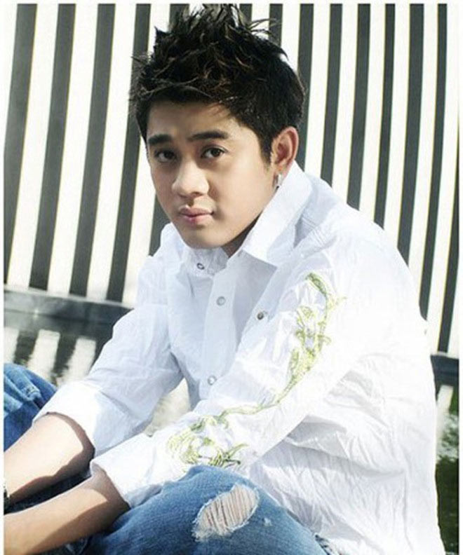 Trước khi chuyển giới vào năm 2012, Lâm Khánh Chi (tên thật là Huỳnh Phương Khanh) có vẻ ngoài khá nam tính, đẹp trai.