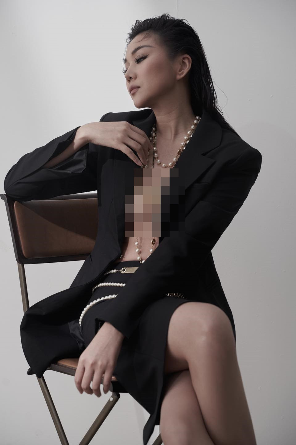 Chân dài sinh năm 1983 khoe khéo vòng một với mốt không nội y.