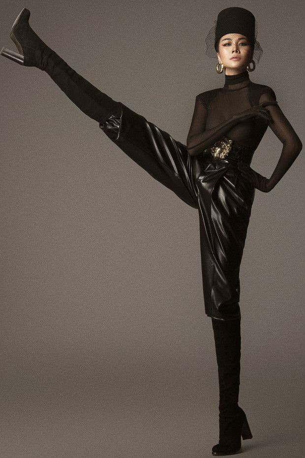 Đôi chân dài 1m12 cùng vòng eo con kiến của Thanh Hằng khiến bao cô gái ao ước.