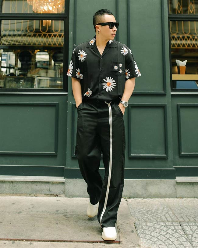 “Tôi sẵn sàng mua một bộ đồ 5-10 ngàn đô có khi chỉ mặc đúng một lần rồi vứt”. Vũ Khắc Tiệp cũng chia sẻ anh ít khi mặc lại một bộ quần áo nào đến lần thứ hai.