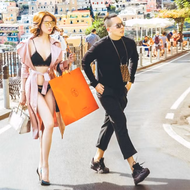 Cuối năm 2019, Vũ Khắc Tiệp mở kênh Youtube chuyên giới thiệu các vùng miền, khu du lịch sang trong khắp thế giới. Theo tiết lộ của Ngọc Trinh, mỗi vlog đi châu Âu, Vũ Khắc Tiệp tốn 500 triệu – 1 tỷ đồng cho các chi phí trong đó có cả tiền bao ê-kíp đi cùng.