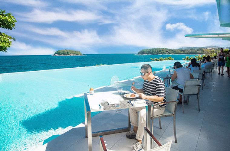 Những chuyến du lịch sang chảnh của Vũ Khắc Tiệp và Ngọc Trinh tại Paris, Dubai… khiến nhiều người phải choáng váng vì mức độ xa xỉ. Mỗi chuyến đi như vậy theo Khắc Tiệp là anh tốn từ 700-800 triệu đồng.