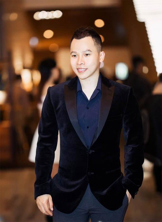 “Thật sự cách sống của tôi rất xa hoa. Tôi thích bất kể cái gì cũng phải có. Tôi không tiếc cho bản thân một chút gì. Tôi hứng lên là rủ cả nhóm sang Mỹ xem show Thúy Nga. Quan điểm của tôi là sống hôm nay không cần biết đến ngày mai. Hứng lên, tôi có thể rủ bạn bè đi ăn, bữa ăn có thể lên đến vài chục triệu là chuyện bình thường”, Vũ Khắc Tiệp chia sẻ.