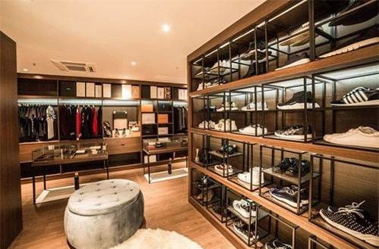 Năm 2018 Vũ Khắc Tiệp đã là chủ một căn hộ trị giá 10 tỷ đồng và trong căn nhà này anh sắp xếp một phòng riêng để quần áo, giày dép hàng hiệu của mình.