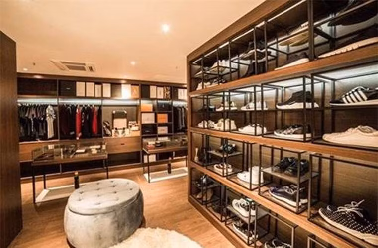 Năm 2018 Vũ Khắc Tiệp đã là chủ một căn hộ trị giá 10 tỷ đồng và trong căn nhà này anh sắp xếp một phòng riêng để quần áo, giày dép hàng hiệu của mình.