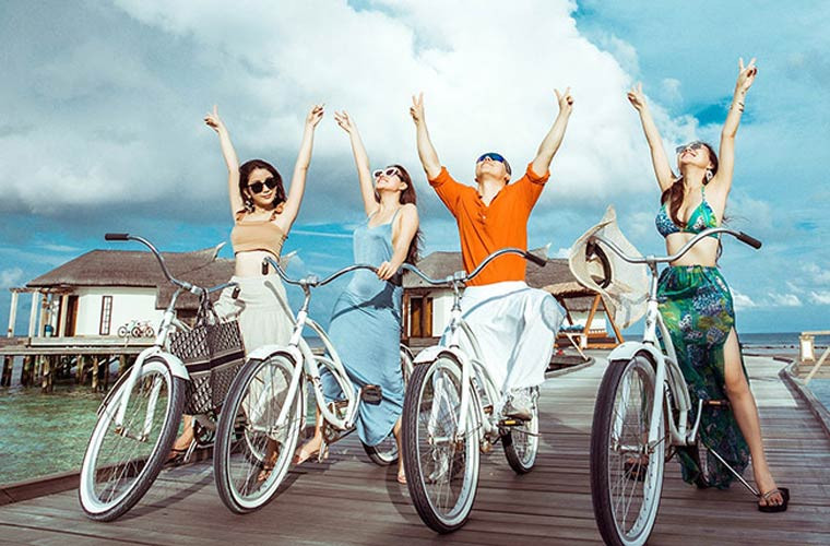 Với gia đình, Khắc Tiệp cũng dành sự quan tâm và không tiếc tiền chi cho người thân đi chơi. Thỉnh thoảng anh đưa bố mẹ và các anh chị, cháu đi du lịch nước ngoài.