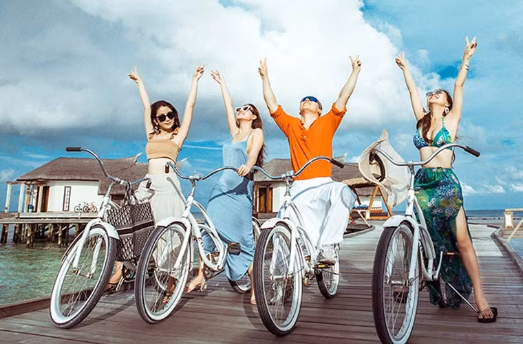 Với gia đình, Khắc Tiệp cũng dành sự quan tâm và không tiếc tiền chi cho người thân đi chơi. Thỉnh thoảng anh đưa bố mẹ và các anh chị, cháu đi du lịch nước ngoài.